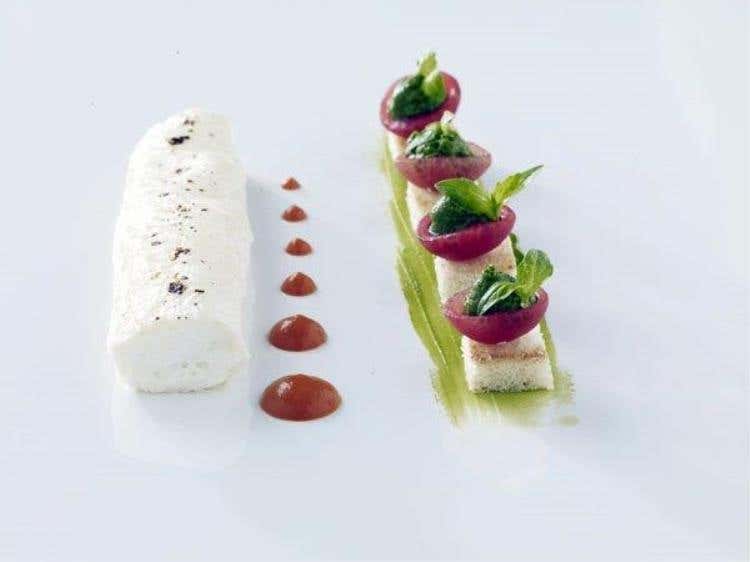 Cannolo di Foglia di Latte, Pomodorini, Pesto di Basilico